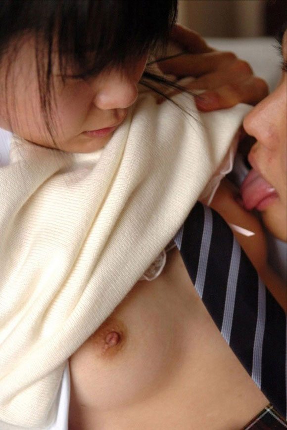 小さなおっぱいを責められ感じる女の子-10