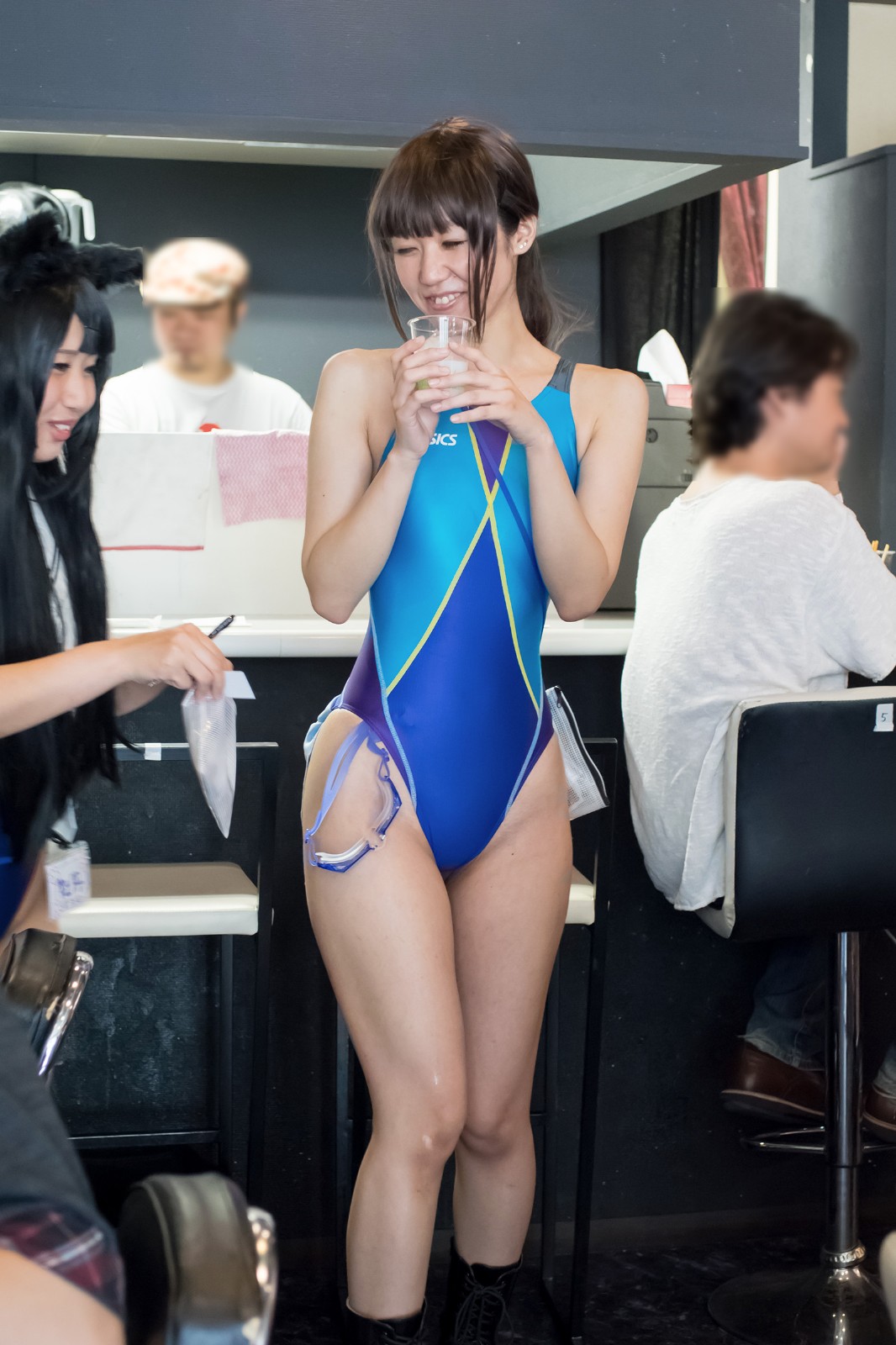 脱がないエロさの競泳水着-6