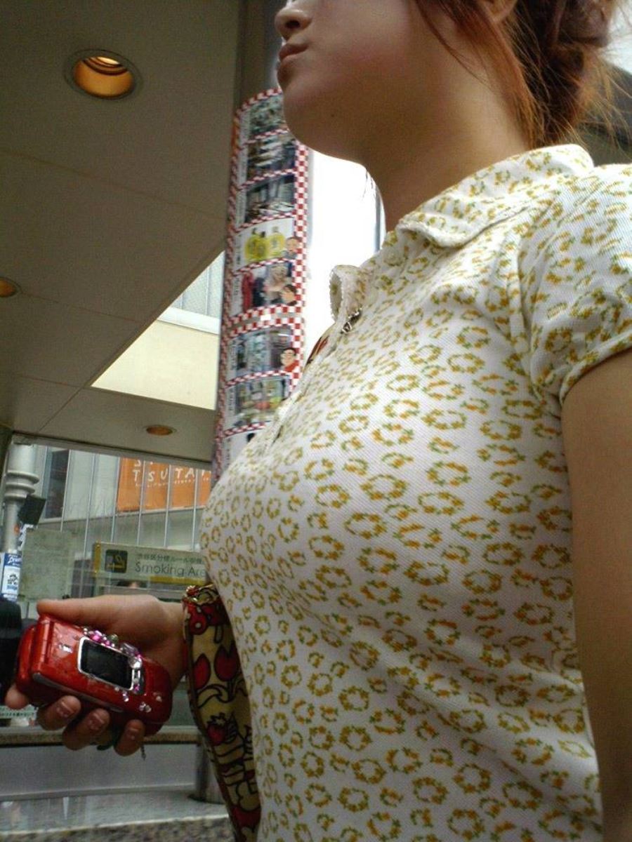 おっぱいを揺らし歩く素人-11