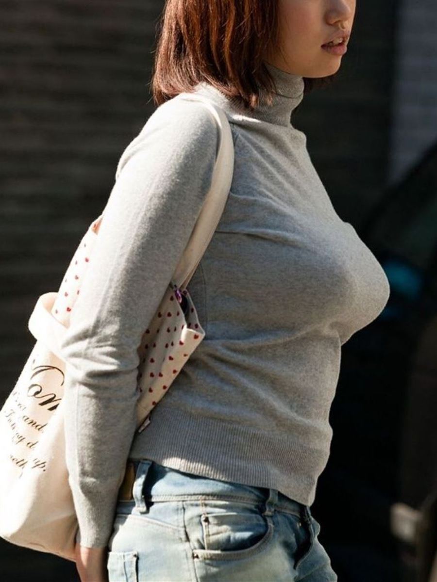 おっぱいを揺らし歩く素人-12