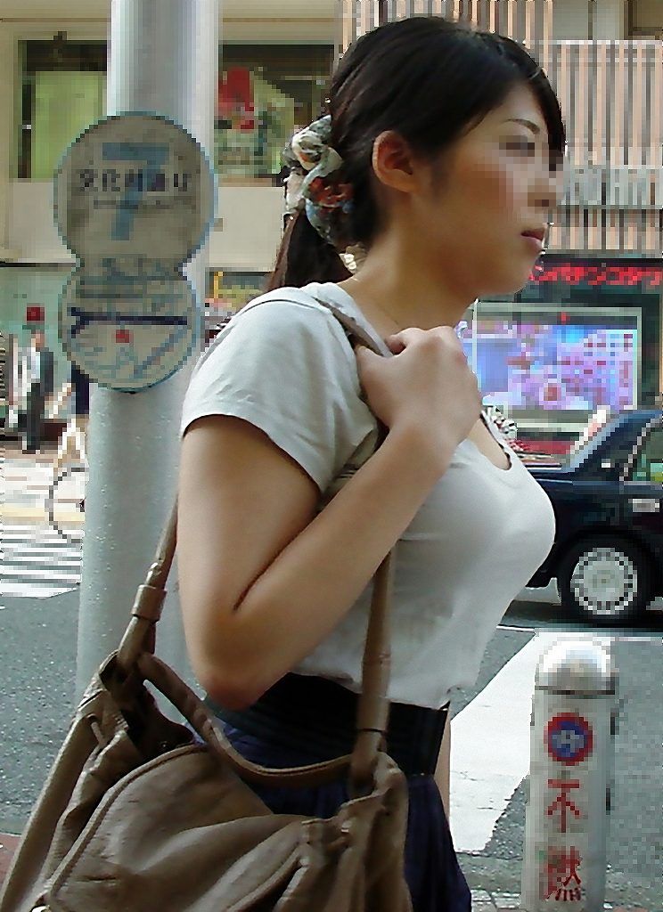 おっぱいを揺らし歩く素人-15