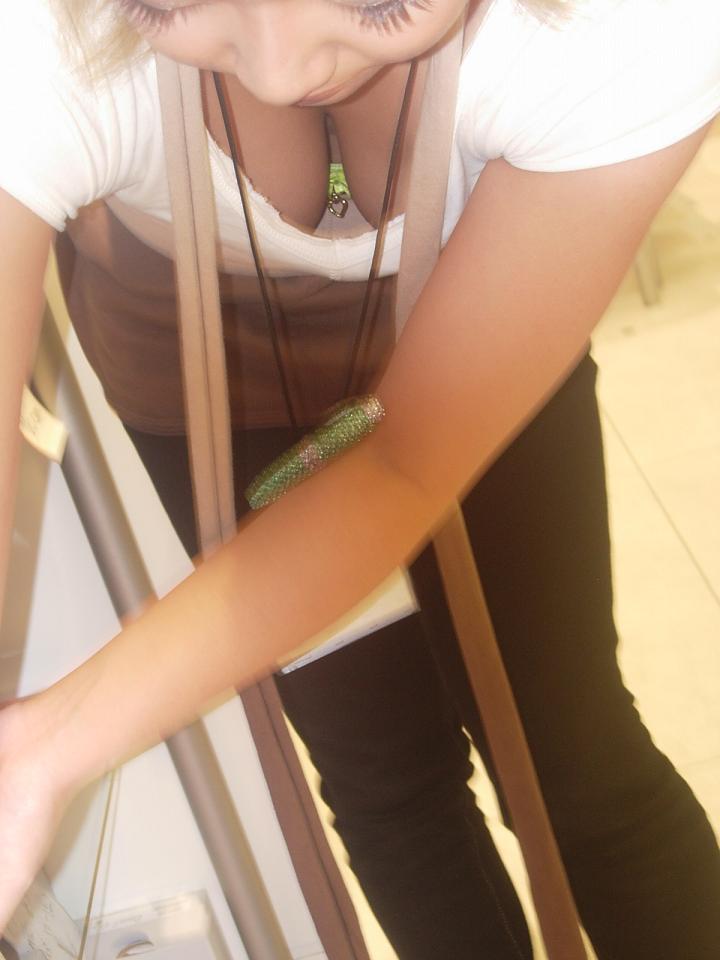 盗撮された美乳胸チラ-4