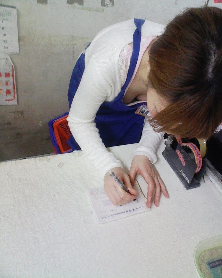 盗撮された美乳胸チラ-5