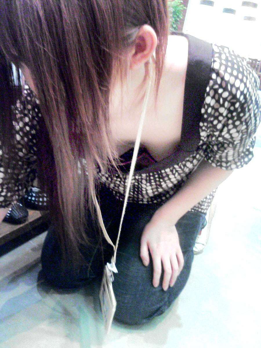 盗撮された美乳胸チラ-11