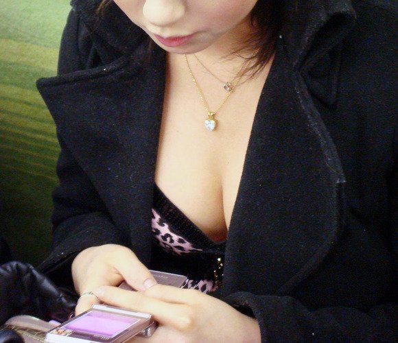 盗撮された美乳胸チラ-12