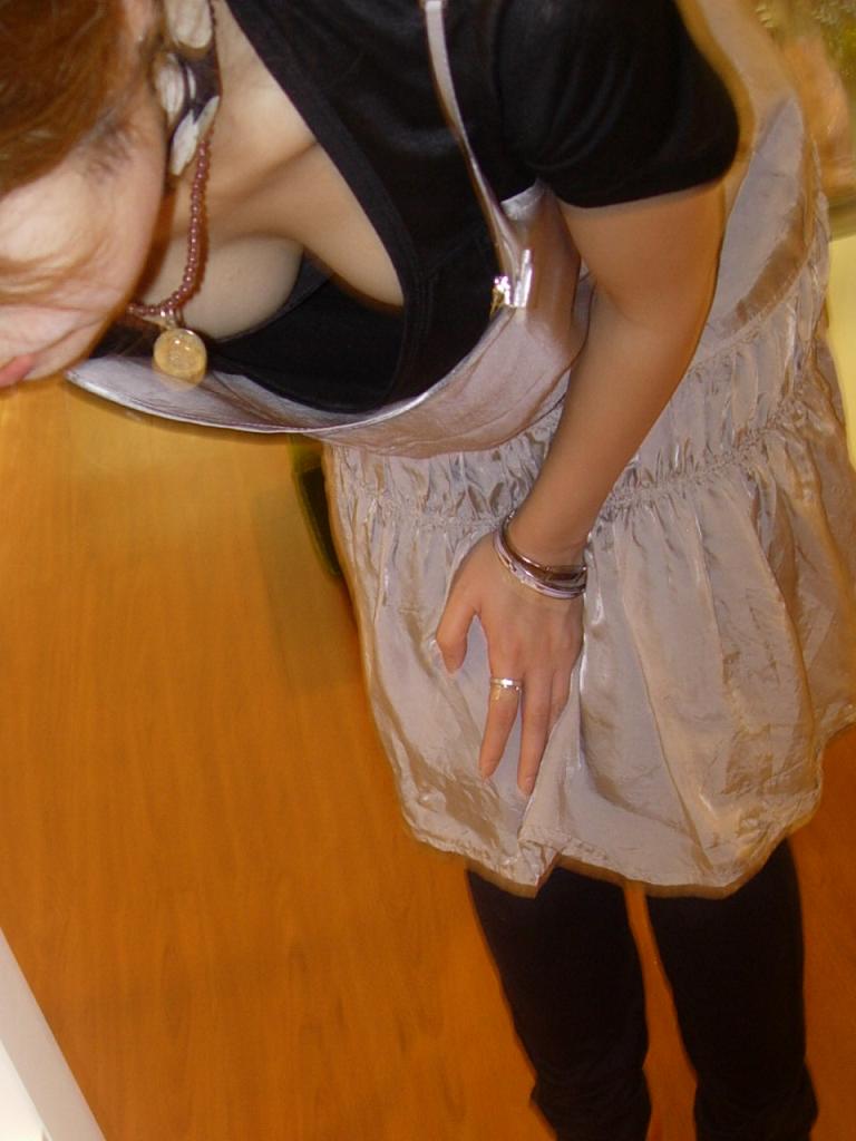 盗撮された美乳胸チラ-14