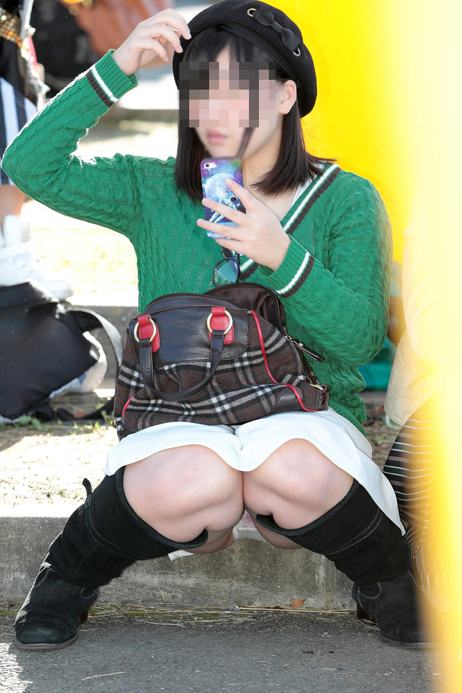 素人娘のスカートから見えるHなパンツ-12