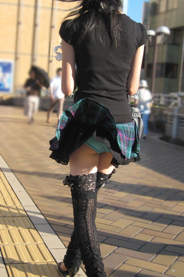 素人娘のスカートから見えるHなパンツ-13