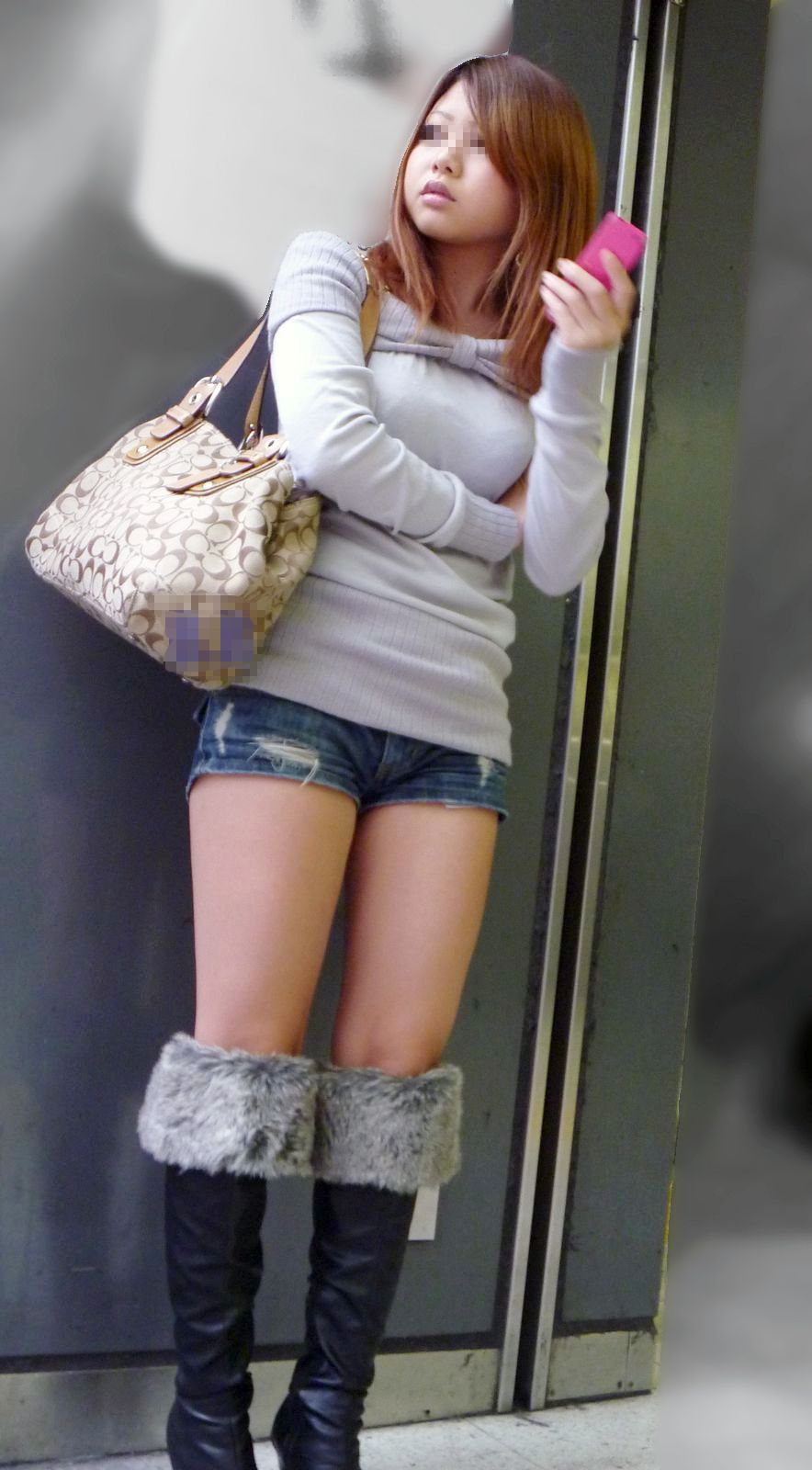 舐めたくなる街撮り太もも-7