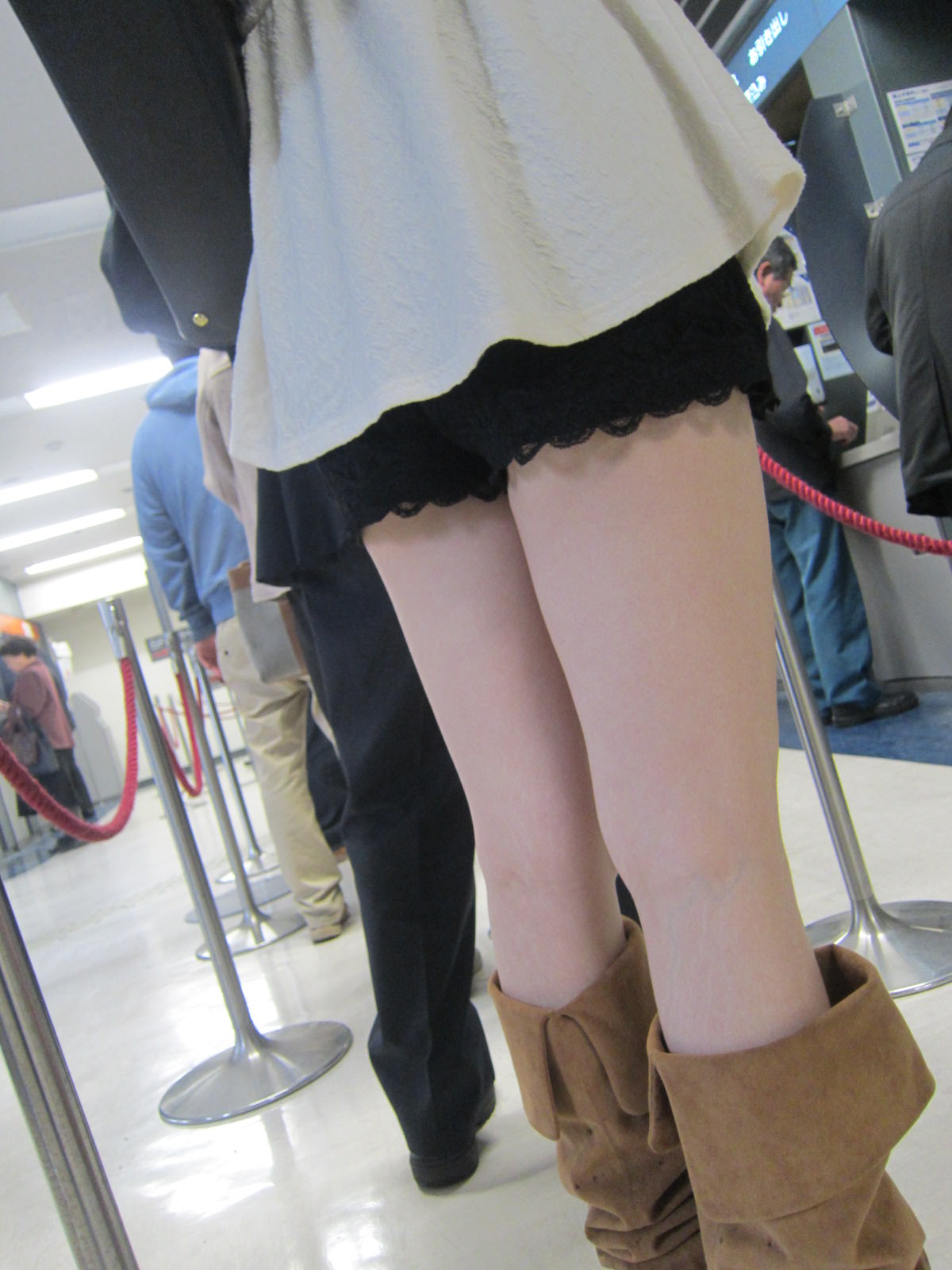 舐めたくなる街撮り太もも-11