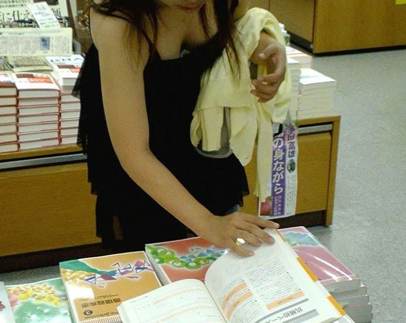 盗撮された素人胸チラ-4