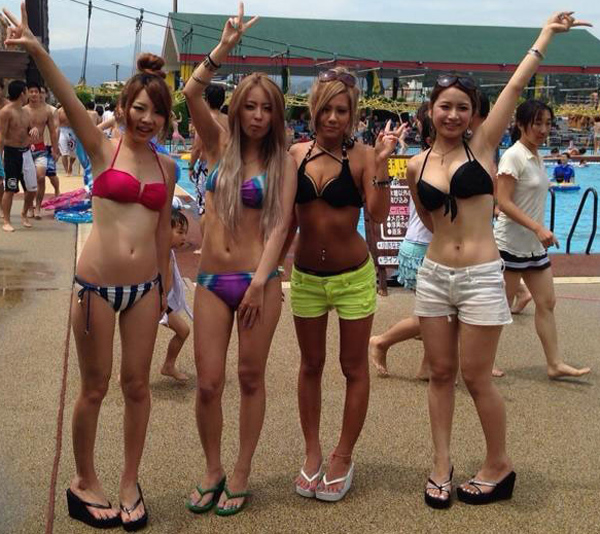 ビーチやプールの素人のビキニ-9