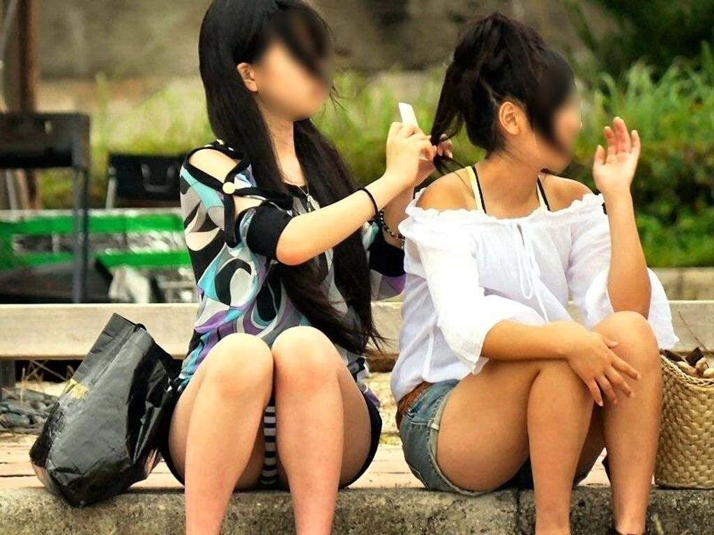 スカート姿のエロい太腿-15