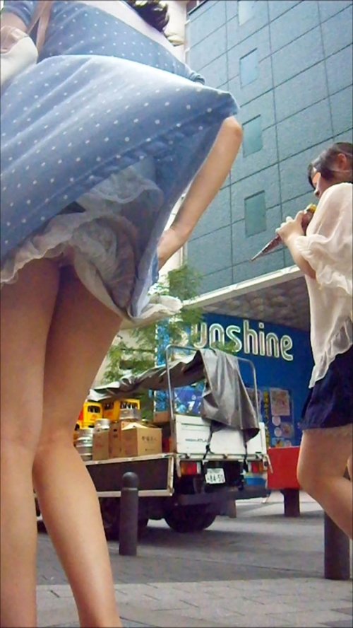 スカートから見えるセクシー下着-9
