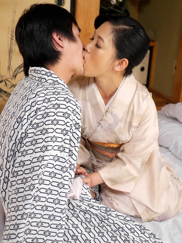 着物が似合う女将と濃厚接吻腰振りエロ-14