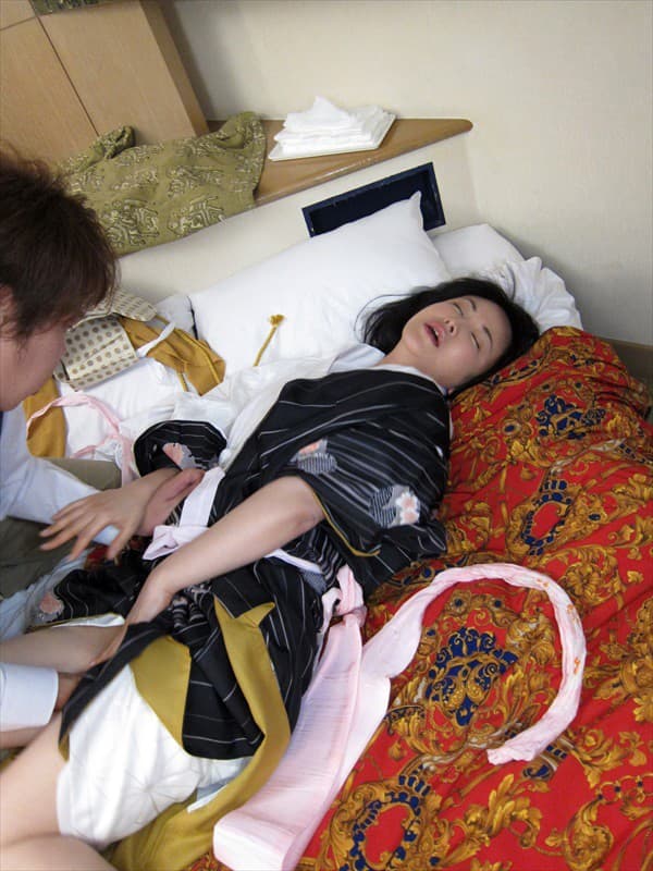借金返済の為セックス志願する未亡人-7