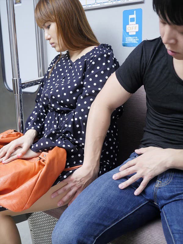 お尻太もも股間を弄る痴漢-14