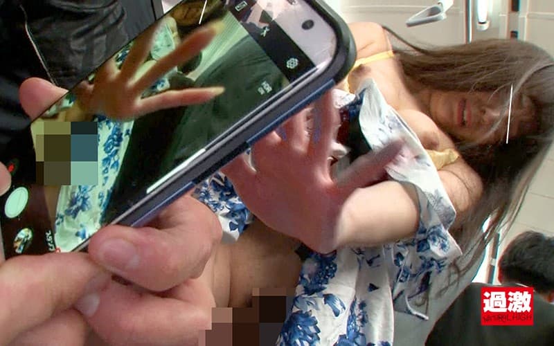 お尻太もも股間を弄る痴漢-15