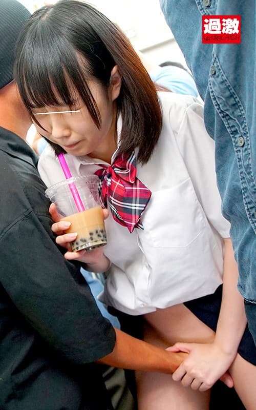 痴漢にあいやすいという女子高生の電車内エロ-10
