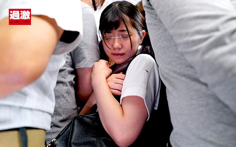 痴漢にあいやすいという女子高生の電車内エロ-13