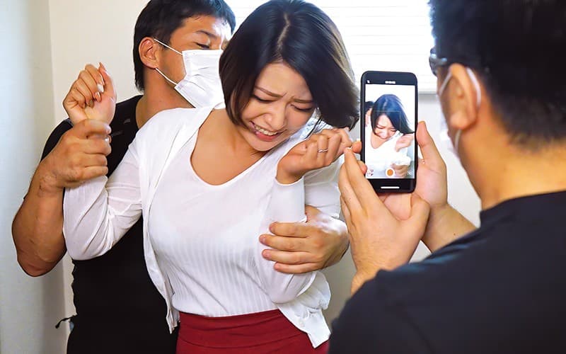 決死の抵抗でもレイプされてしまうお姉さん-12